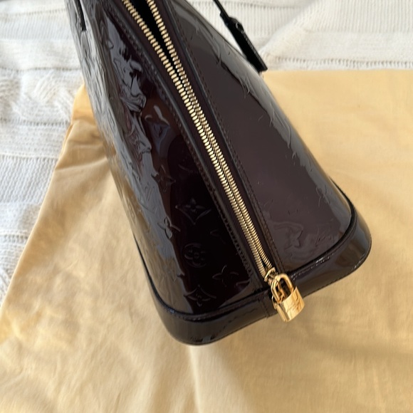 Louis Vuitton Alma Vernis Amarante GM handbag - Picture 16 of 17